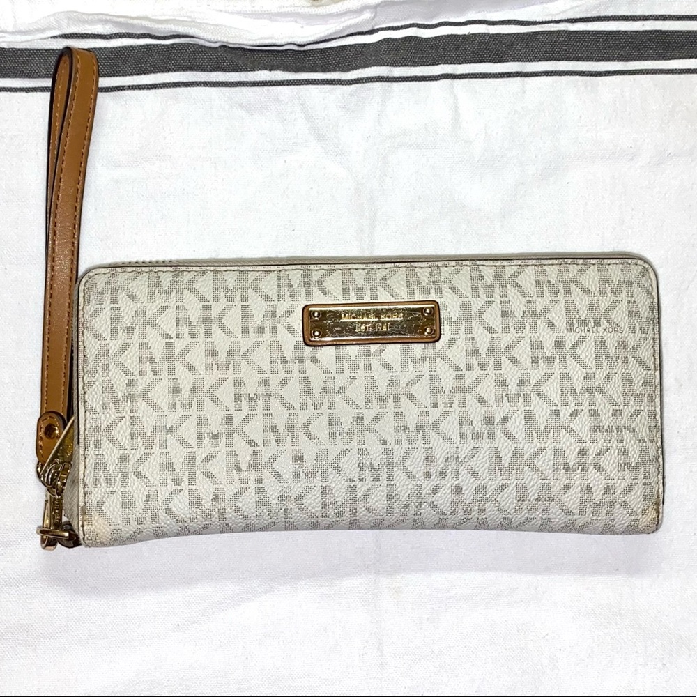 Michael Kors Wristlet ✨🪶